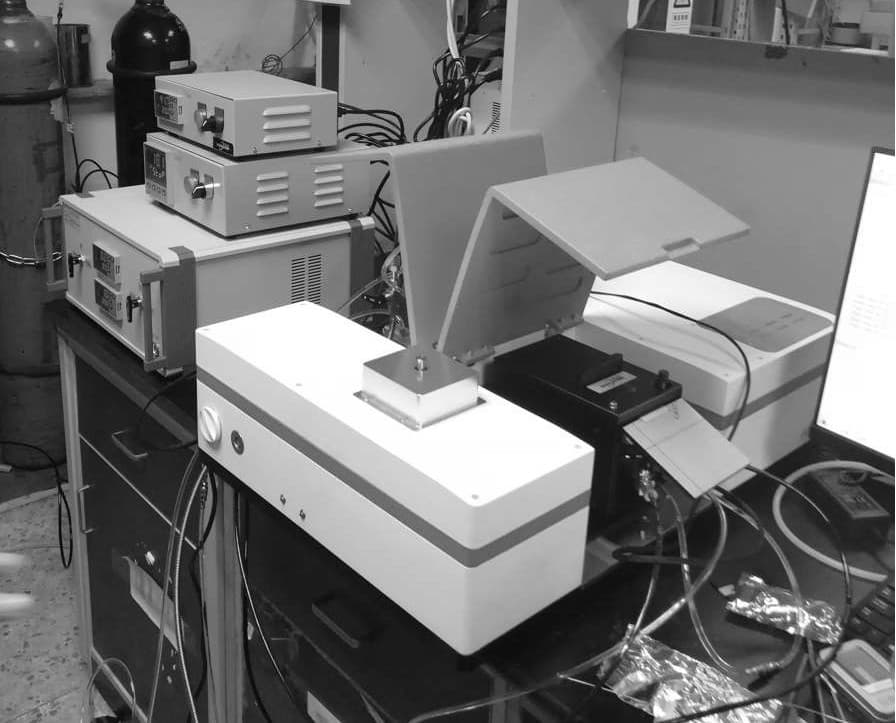 FI-RXF100-R-T with in-situ diffuse reflectance and in-situ transmission cells at a research institute