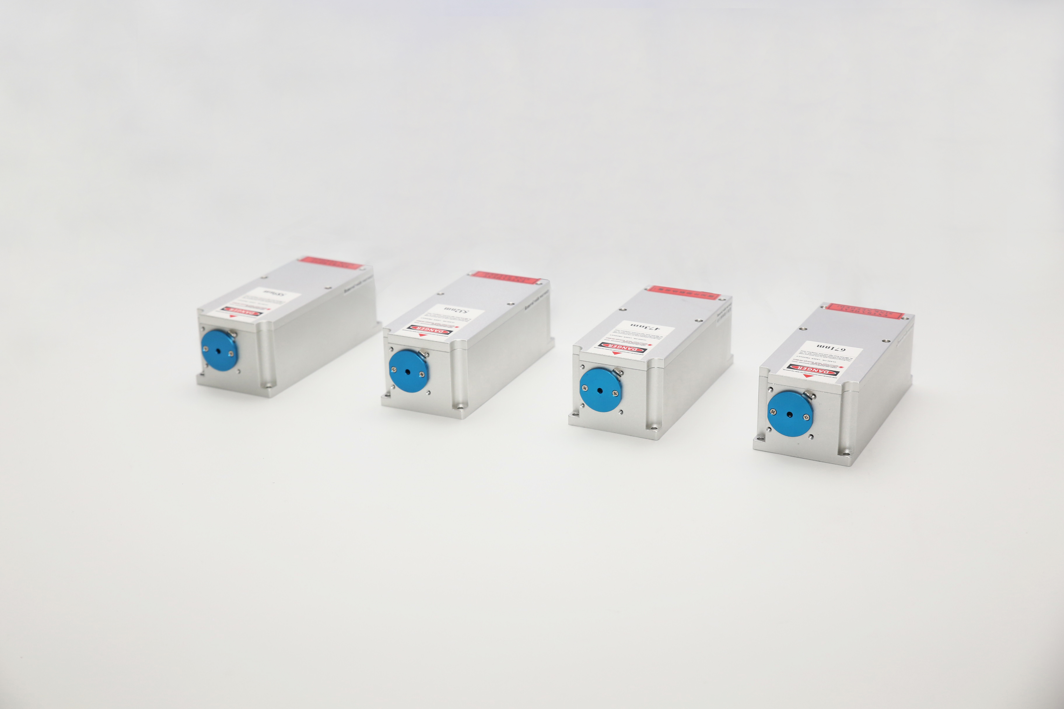 Sub-nanosecond microchip laser